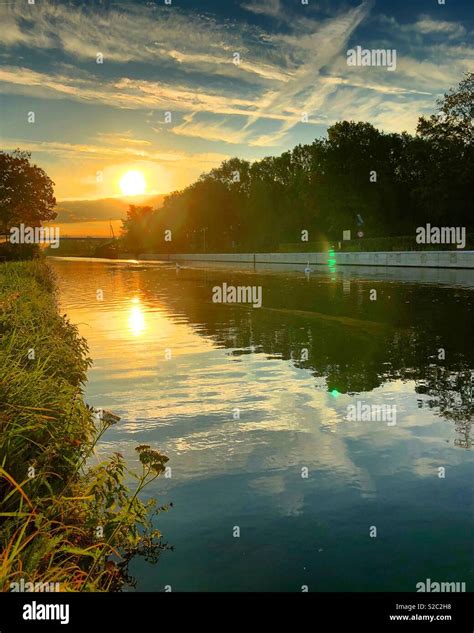 Wolken Spiegeln Sich Im Wasser Des Kanals Fotos Und Bildmaterial In