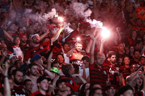 No Rio torcida do Flamengo faz apoteose no estádio do Maracanã