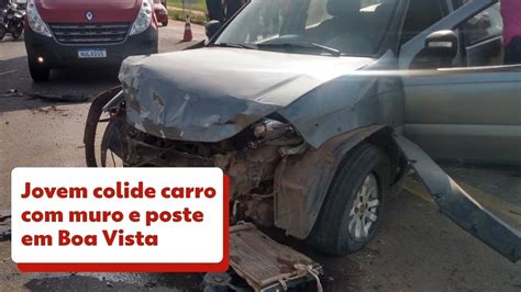 Vídeo Jovem perde controle da direção e colide carro em muro e poste