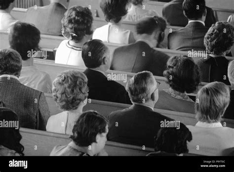 Personas Sentadas En Los Bancos De La Iglesia Im Genes De Stock En