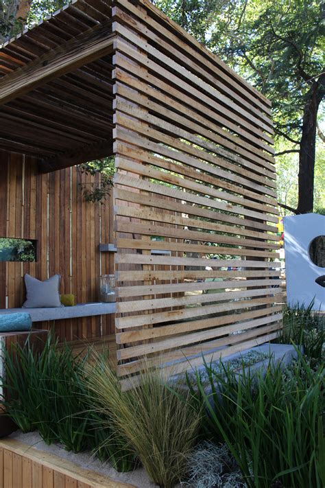 Transform Your Yard with Trending Wooden Privacy Screens