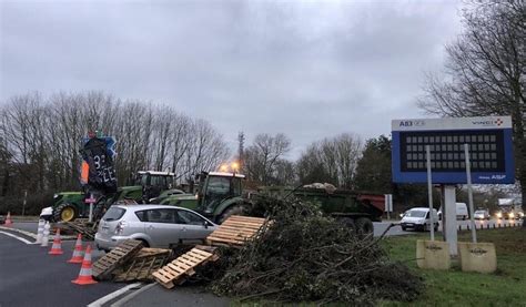 Col Re Des Agriculteurs En Vend E Lentr E De La Bloqu E En