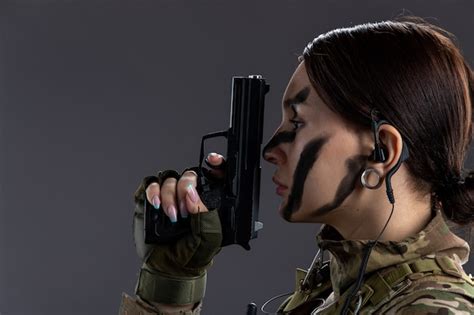 Portrait De Femme Soldat En Uniforme Militaire Avec Arme à Feu Sur Le