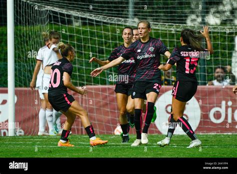 Carina Wenninger As Roman Es Celebra El Gol Durante El Partido De