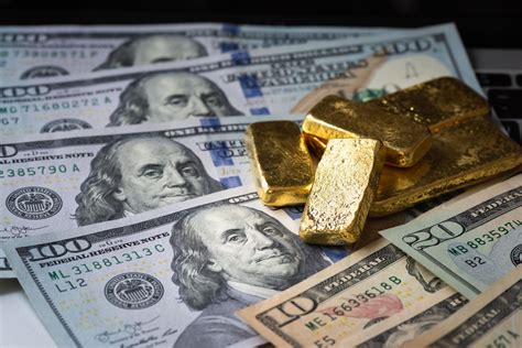 US Gold Prices Dip Amid Low Rate Cut Expectations