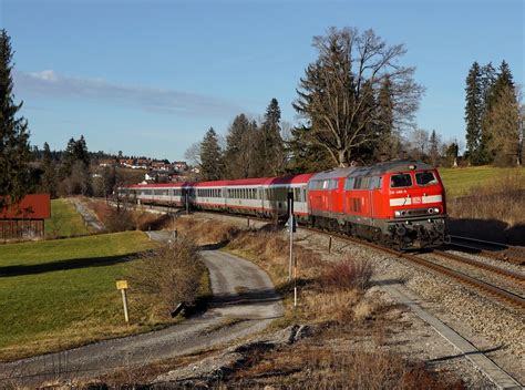 Die 218 488 und die 218 824 mit einem EC nach Innsbruck am 30.12.2019 ...