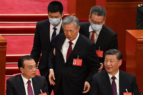 Polémica en China el ex presidente Hu Jintao fue echado a la fuerza de