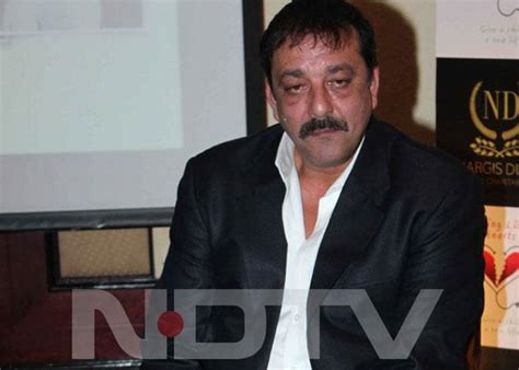 Sanjay Dutt gets teary-eyed over mother's fight against cancer