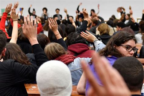 A Nanterre Tudiants Votent Le Blocage Administratif De L Universit