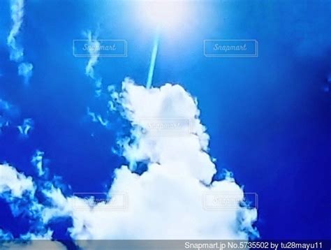 雲の隙間から見える太陽の写真・画像素材 5735502 Snapmart（スナップマート）