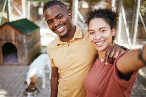 Chien D Amour Ou Couple D Amis Prennent Un Selfie Dans Un Refuge Pour