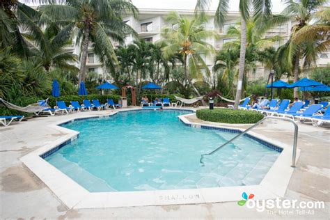 Comfort Suites Seven Mile Beach Review: What To REALLY Expect If You Stay