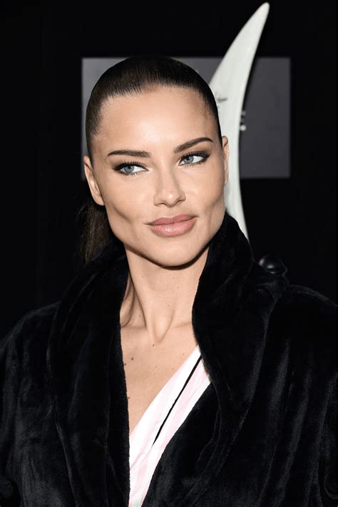 El beauty look de Adriana Lima en el Victoria's Secret Fashion Show