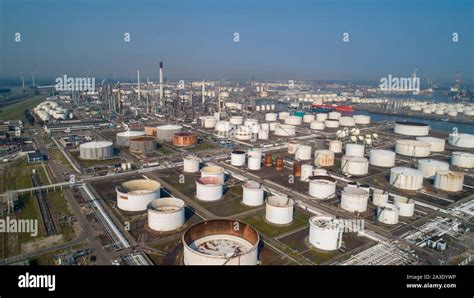 El Puerto De Rotterdam Botlek Planta De Refiner A De Petr Leo De La