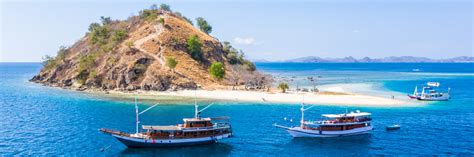 Pemandangan Udara Pantai Dan Kapal Wisata Yang Berlayar Di Pulau Kelor