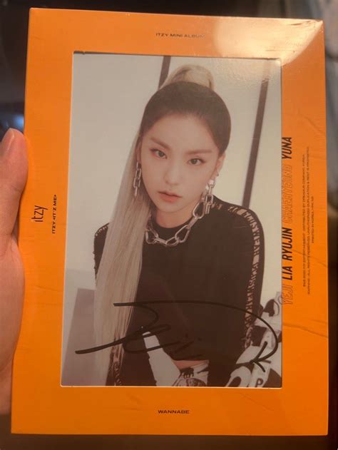 Signed Itzy Yeji Album Hobbies And Toys Memorabilia And Collectibles K