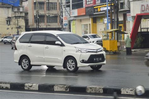 Toyota Avanza Veloz 2017 Editorial Photo Image Of Minibus 268905001