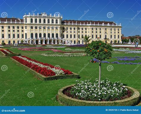 Schonbrunn Palace, Vienna, Austria Editorial Image - Image of flowers ...