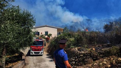 Incendio Vicino Alle Case Due Persone Intossicate Evacuate Diverse