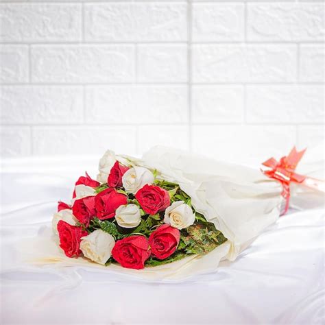 Charming Red And White Roses Arrangement | Winni