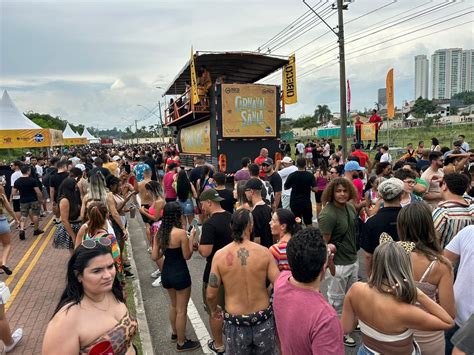 No ritmo da folia Blocos animam foliões em pré carnaval em São José