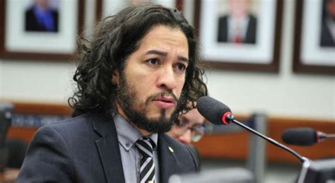 Deputado prepara ação contra juiz que autorizou terapia da cura gay