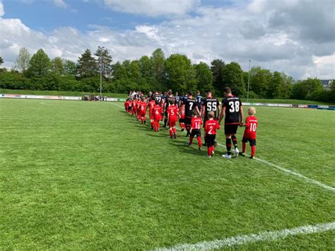 Muttertag Auf Dem Sportplatz Beim Spiel Der Herren Mit Einlaufkinder