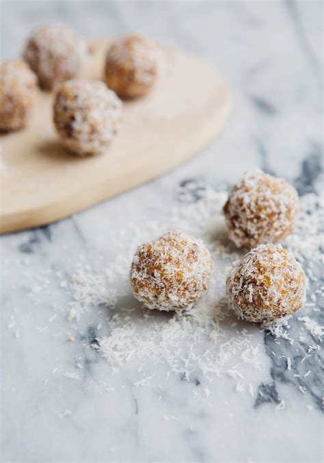 Boules dénergie aux abricots au quinoa soufflé à la noix de coco