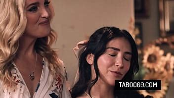 Mujer joven sexy se une a un trío con su madrastra y su padrastro una MILF caliente XVIDEOS