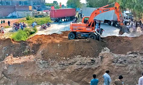 Trenches dug up in Sara-i-Alamgir to block TLP long march - Pakistan - DAWN.COM