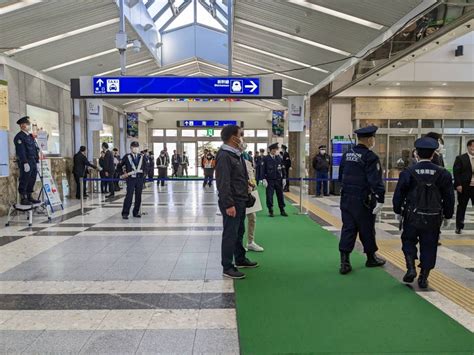 G7外相会合で警備強化中の軽井沢駅構内（4月16日16時過ぎ） 軽井沢経済新聞