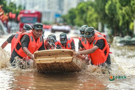 扛沙袋、垒土石、填缺口向抗洪勇士致敬！