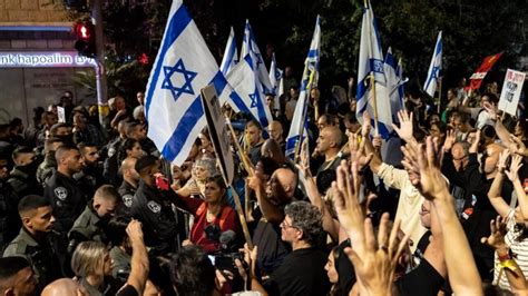 Milhares De Manifestantes Em Telavive Pedem Elei Es E Acordo Pelos