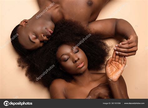 Vista Aérea Sexy Pareja Afroamericana Desnuda Acostada Con Los Ojos