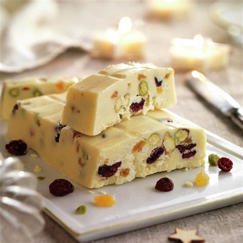 Turrón de chocolate blanco con arándanos y pistachos