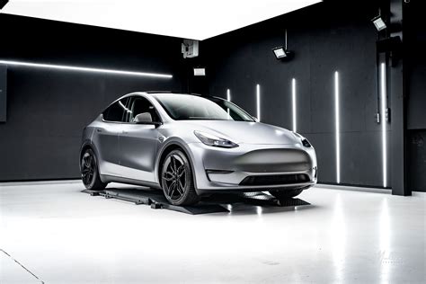 Pose D Un Film Ppf Stealth Mate Xpel Sur Une Tesla Model Y Grise