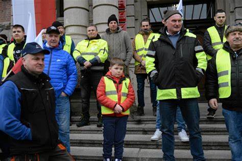 Protestujący rolnicy na Wałach Chrobrego w Szczecinie Wojewoda