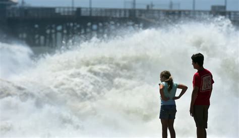 Peligrosas Olas Golpean Las Costas De California Y Se Convierten En