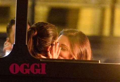 Belen Rodriguez Baci Ed Effusioni Hot Della Showgirl Argentina Con L Assistente Antonia