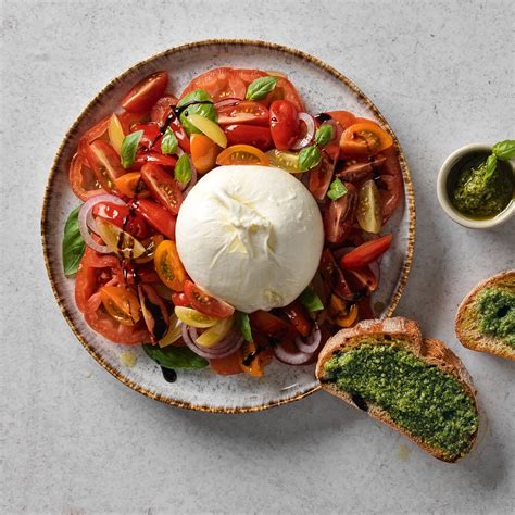 Insalata Di Pomodori Colorati E Burrata Con Una Croccante Bruschetta Al