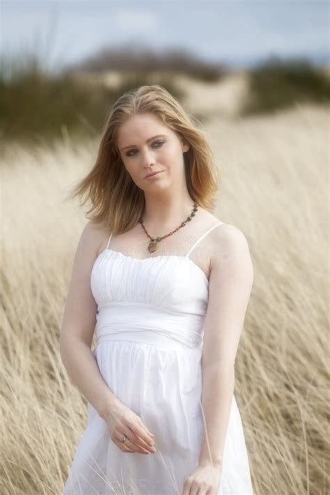 Belle Jeune Femme Blonde Sur La Plage Image stock Image du côte cheveu 29449947