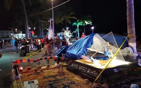 Catrina cae sobre vendedor en malecón de Puerto Vallarta Telediario México