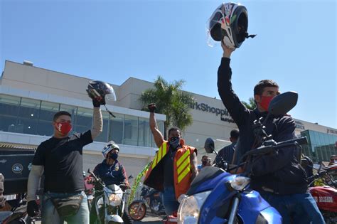 Vídeos entregadores fazem buzinaço em apoio a motoboy humilhado por