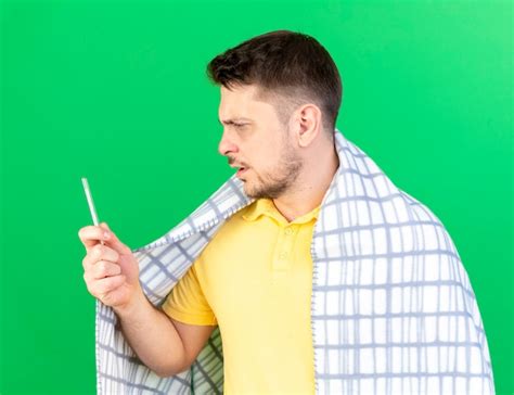 Insatisfait Jeune Homme Slave Malade Blonde Envelopp Dans Des Cales Carreaux Et Regarde