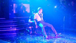 Stripteaseを視聴 Pornhub Brunette Striptease Porn SpankBang