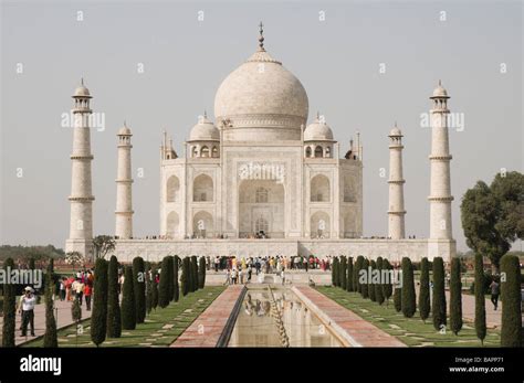 Taj mahal dome interior hi-res stock photography and images - Alamy