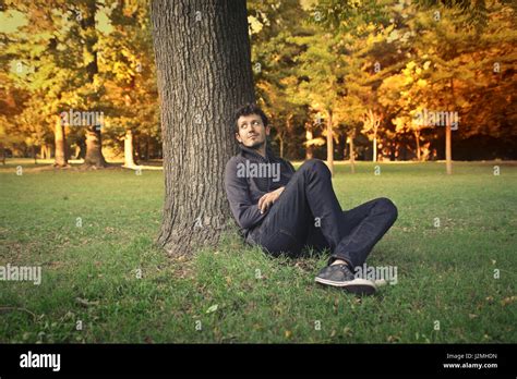 Sentado Debajo Del Arbol Fotograf As E Im Genes De Alta Resoluci N