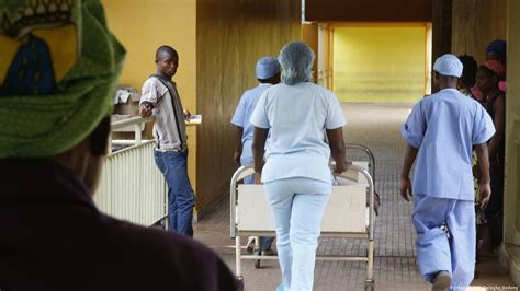 Moçambique Médicos adiam greve face a negociações DW 07 11 2022