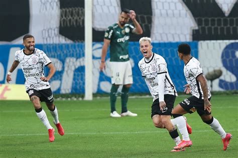 Lei do Ex em ação Roger Guedes faz dois e Corinthians vence Palmeiras