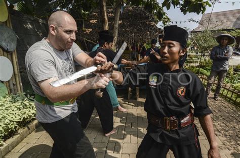 PENCAK SILAT GOLOK TERBANG | ANTARA Foto